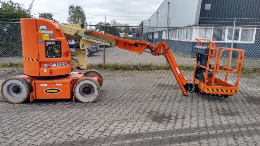 JLG E300AJP - Zglobna podizna platforma
