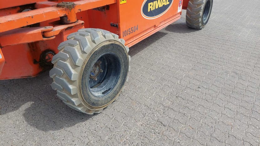 Et hjul på en lift fra JLG