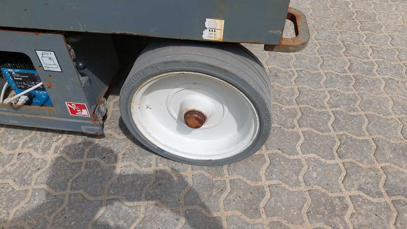 Et hjul på en lift fra JLG