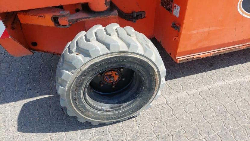 Et hjul på en lift fra JLG