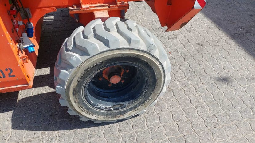 Et hjul på en lift fra JLG