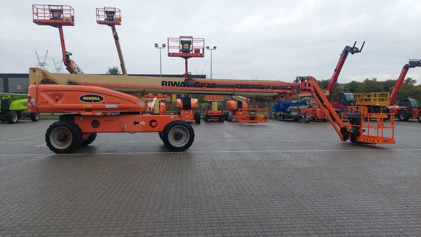 Oransje JLG-lift fra Riwal
