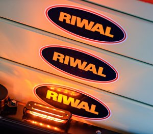 Tre Riwal logoer på stribe