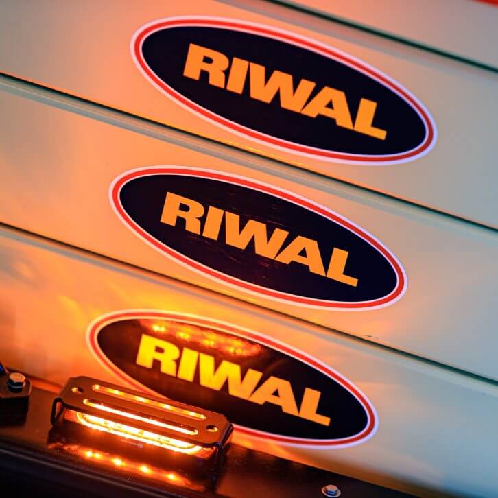 Tre Riwal logoer på stribe