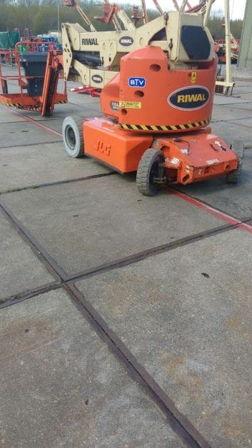 JLG E400AJPN - Knækarmsbomlift