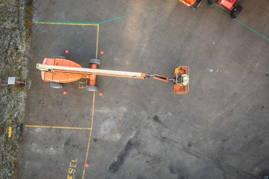 Bomlift set fra en drone's perspektiv under Riwal IPAF kursus i bomlifte.