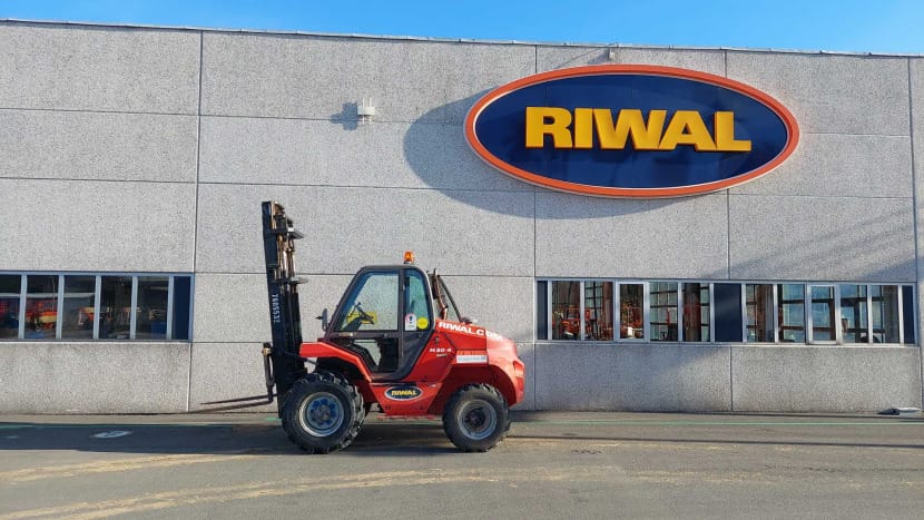 manitou gaffeltruck rød fra siden foran riwal bygning