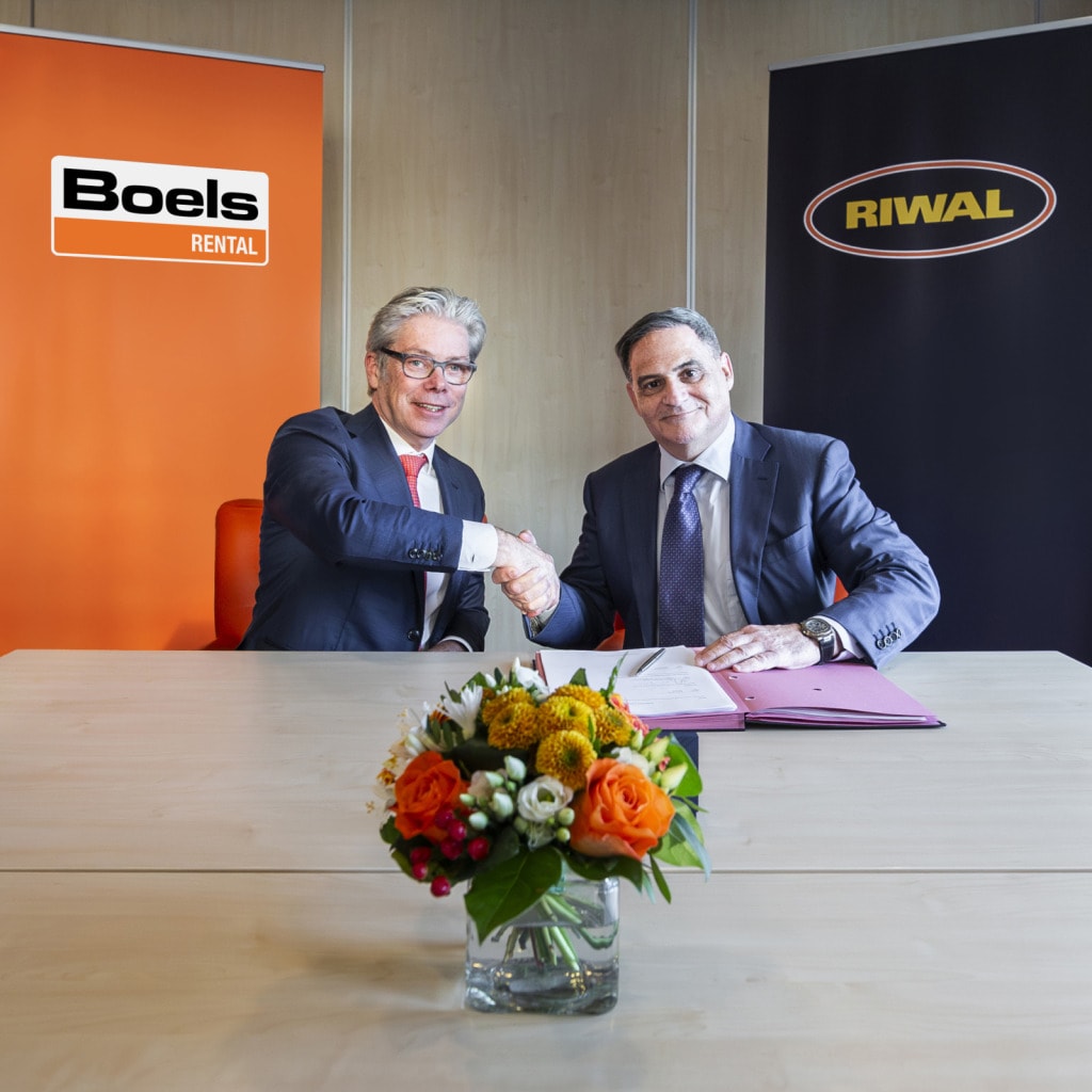 Pierre Boels et Doron Livnat signant l'accord d'acquisition