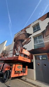 plataforma de tijera para pintar un Grafiti