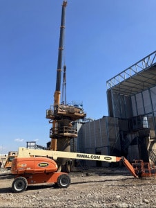 Plataforma telescópica Riwal trabajando en un proyecto industrial, diseñada para trabajos en altura y alcance en exteriores.