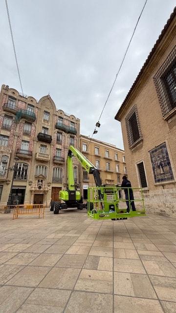 Plataformas elevadoras adaptadas a distintos sectores de la industria y la construcción.