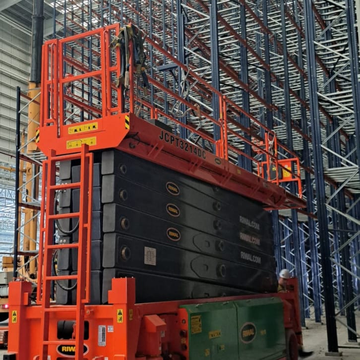 Plataforma elevadora trabajando en fábrica de azulejos en Castellón