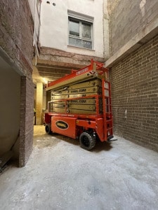 Plataforma elevadora trabajando en obra en Tarragona