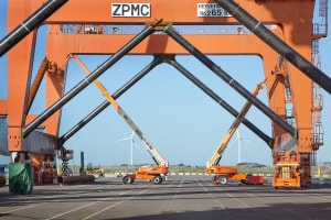 Plataforma elevadora operando en un puerto marítimo