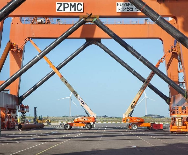 Plataforma elevadora operando en un puerto marítimo