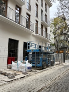 Plataforma tijera diésel trabajando en fachada
