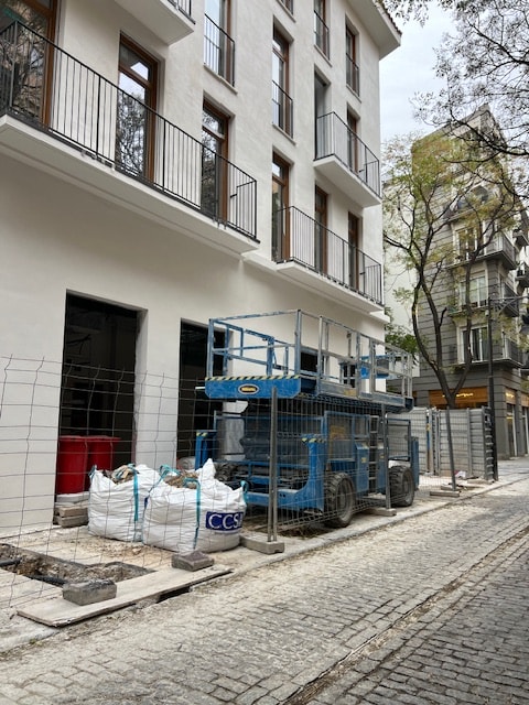 Plataforma tijera diésel trabajando en fachada