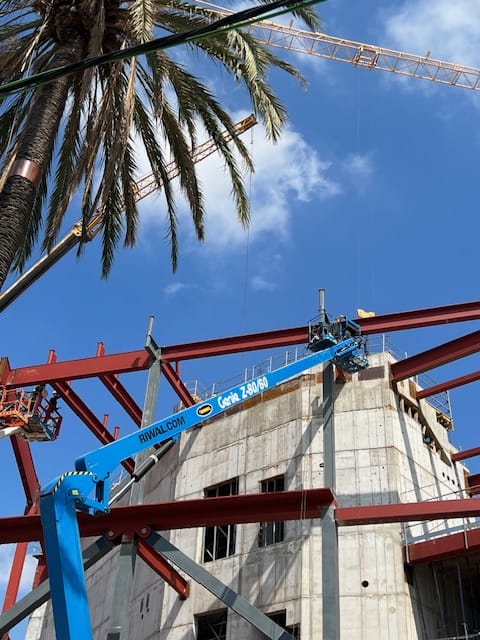 plataforma elevadora en la construcción