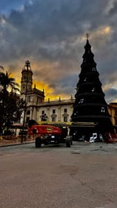 Plataforma de brazo telescópico Riwal elevando a operarios en una obra moderna en Valencia