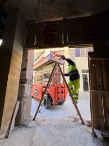 Plataforma elevadora seminueva en uso durante una obra