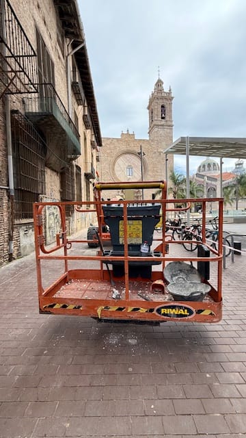 Maquinaria de elevación Riwal trabajando en una obra en Valencia
