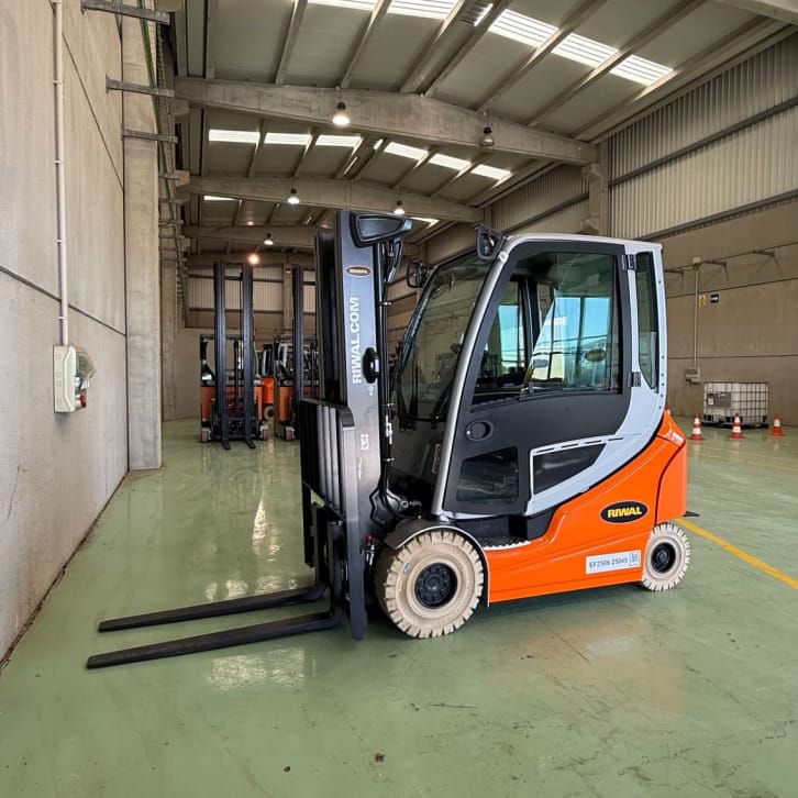 carretilla elevadora en uso en un centro logístico