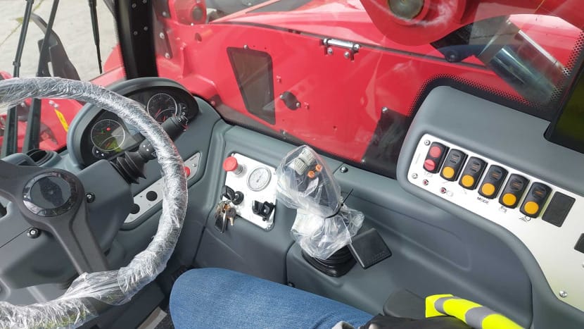 førerrum i rød maskine