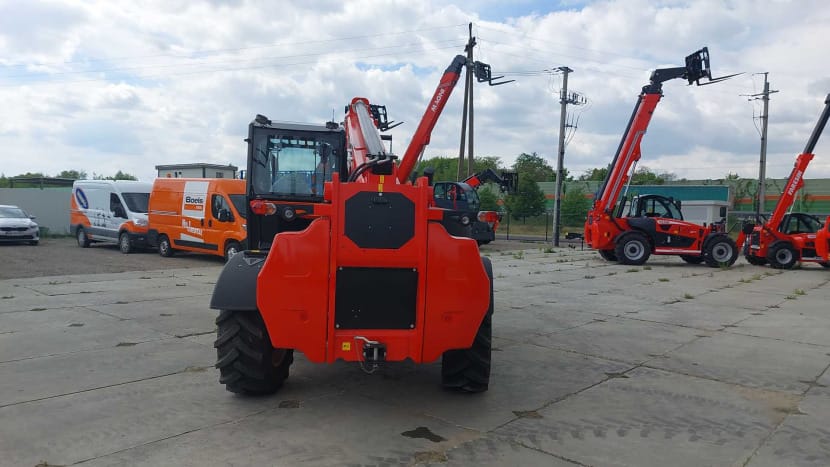 tre røde maskiner med gaffelkran