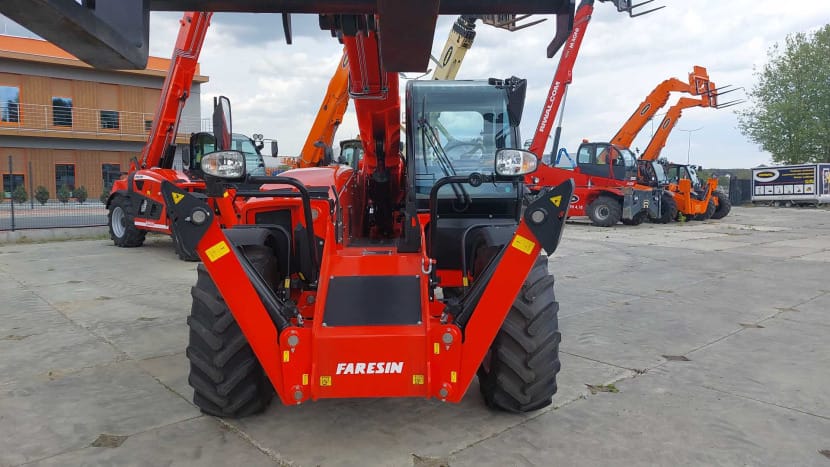 rød maskine med lifte i baggrunden