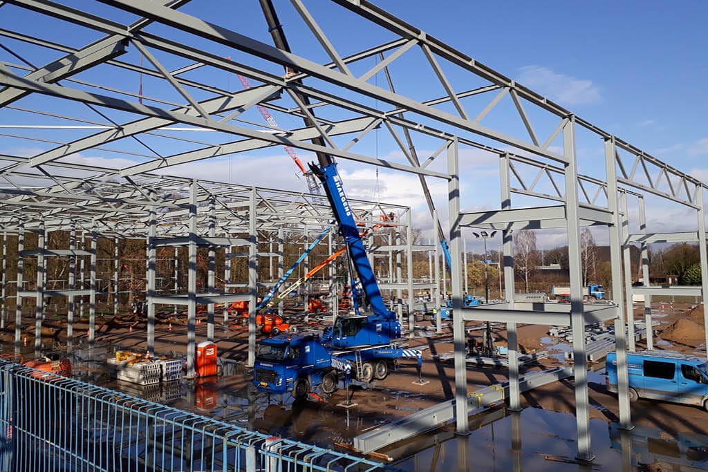 Riwal hoogwerkers aan het werk om een frame van een gebouw klaar  te maken