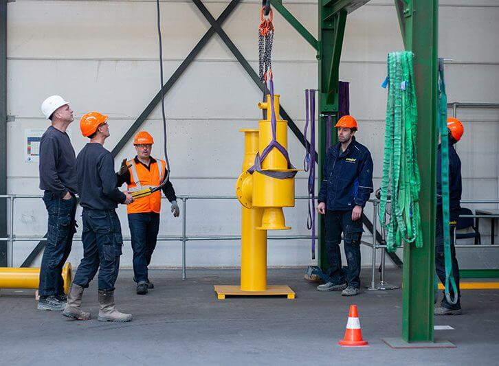 Monteurs bezig hun certificaat te krijgen voor het hijsen van en lossen